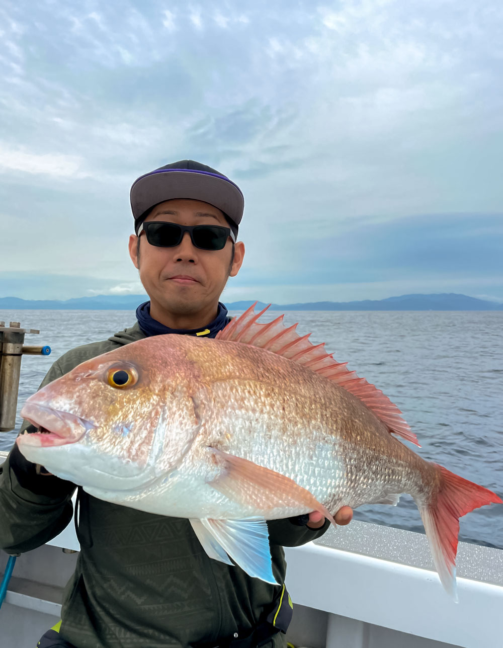 タイラバ 釣果｜タイラバ JET フラットサイド スモークレッド150gで63cmの良型真鯛を釣り上げ、テンションUP！
